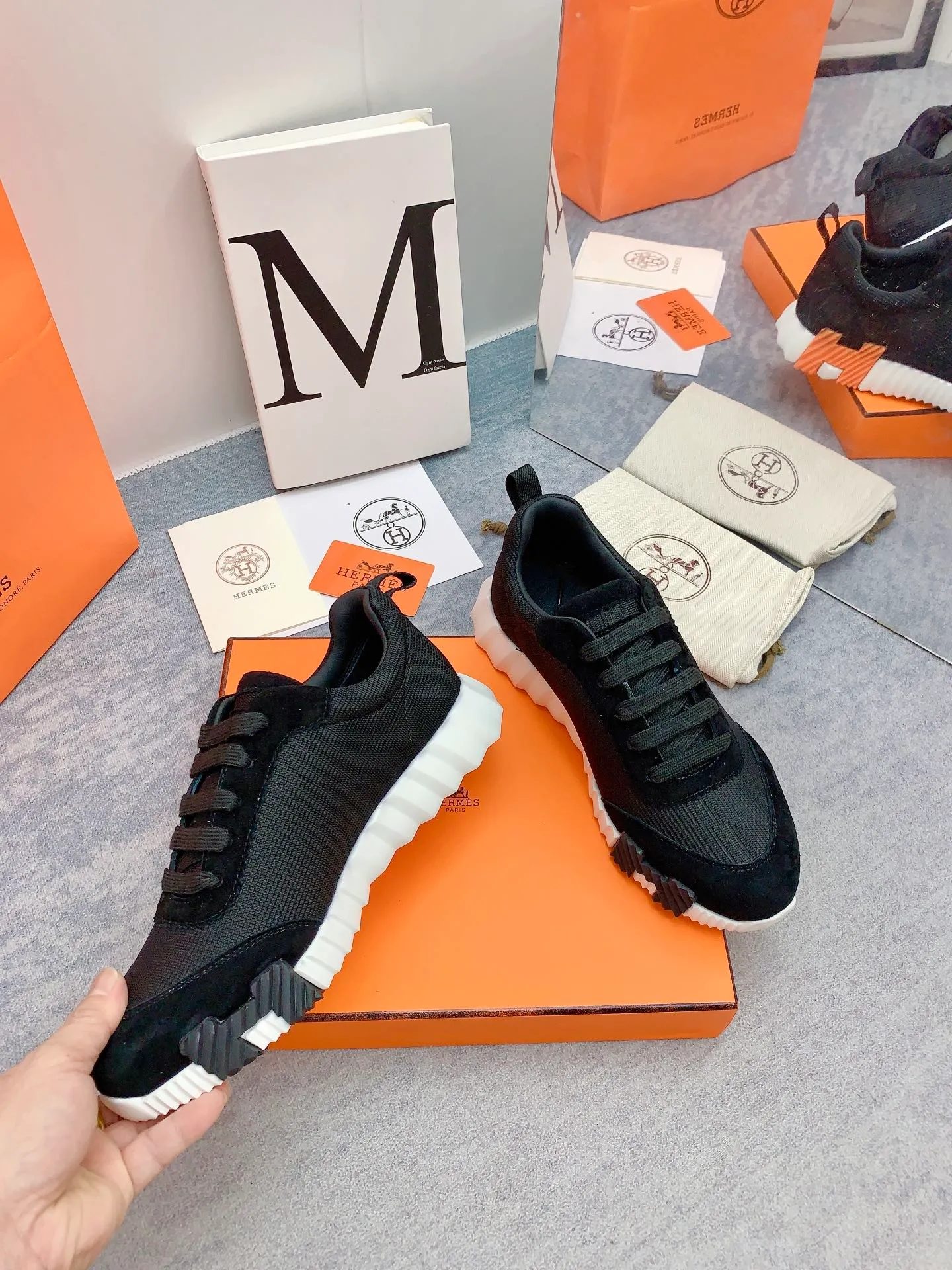 👟👟Ex-factory price 640👟👟 [Hermes] New Bouncing Couple 👫Sneakers. The most comfortable shoes from Hermès, no one else⃣️. They are very light on the feet and very beautiful. You will not feel tired when you go shopping and running around. 👍 The overall suede leather feels very good, very beautiful and very versatile. It is very light, comfortable and extremely light, suitable for both sports and leisure. It feels great to step on! 30+ men's and women's color combinations. You can choose, there will always be what you want~ ✅Fabric: Imported high mercerized sheep + original rain velvet ✅Inner: Imported silk sheepskin for lining insole ✅Outsole: Seamless combination of IP+TPU (multi-color letters) German technology irradiation machine ✅Code number: 35-41 for women and 38-46 for men (41 for women, 45.46 for men, customized and non-returnable)